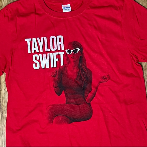 Taylor Swift RED TOUR Shirt Official Medium NWOT Eras - Picture 3 of 5
